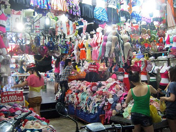 Chợ An Đông nổi tiếng là nơi có nguồn hàng đa dạng, phong phú