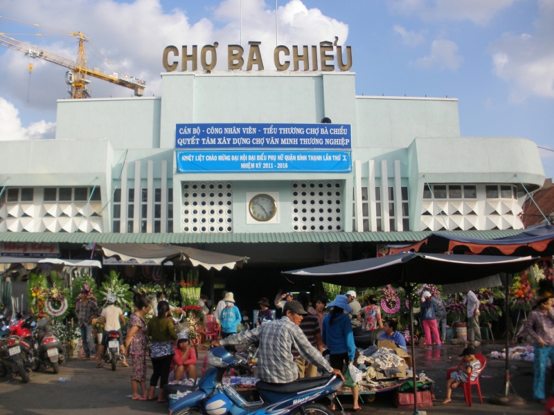 Chợ Bà Chiều là khu chợ đầu mối nổi tiếng ở Sài Gòn nằm ở trung tâm quận Bình Thạnh