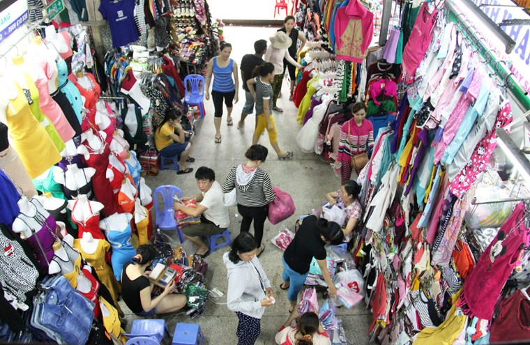 Tân Bình là một trong những khu chợ chuyên sỉ quần áo sầm uất lớn nhất nhì phía Nam