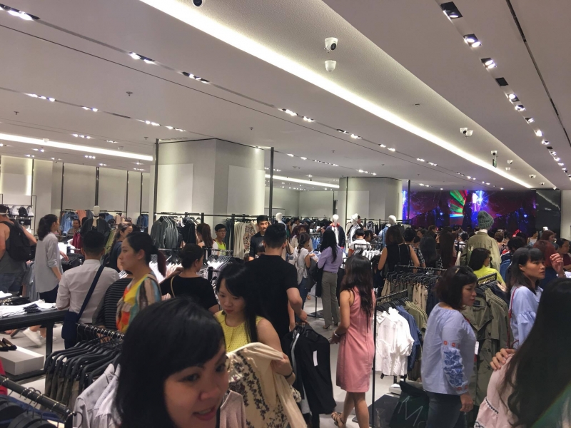 Không khí tấp nập trong ngày đầu khai trương cửa hàng Zara ở Việt Nam